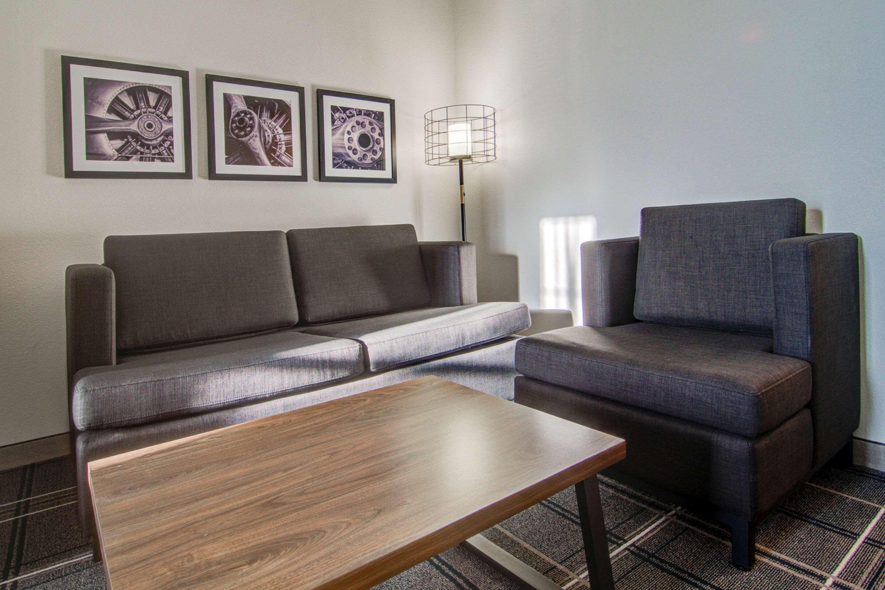 Comfort Suites Newport News Airport Exterior photo