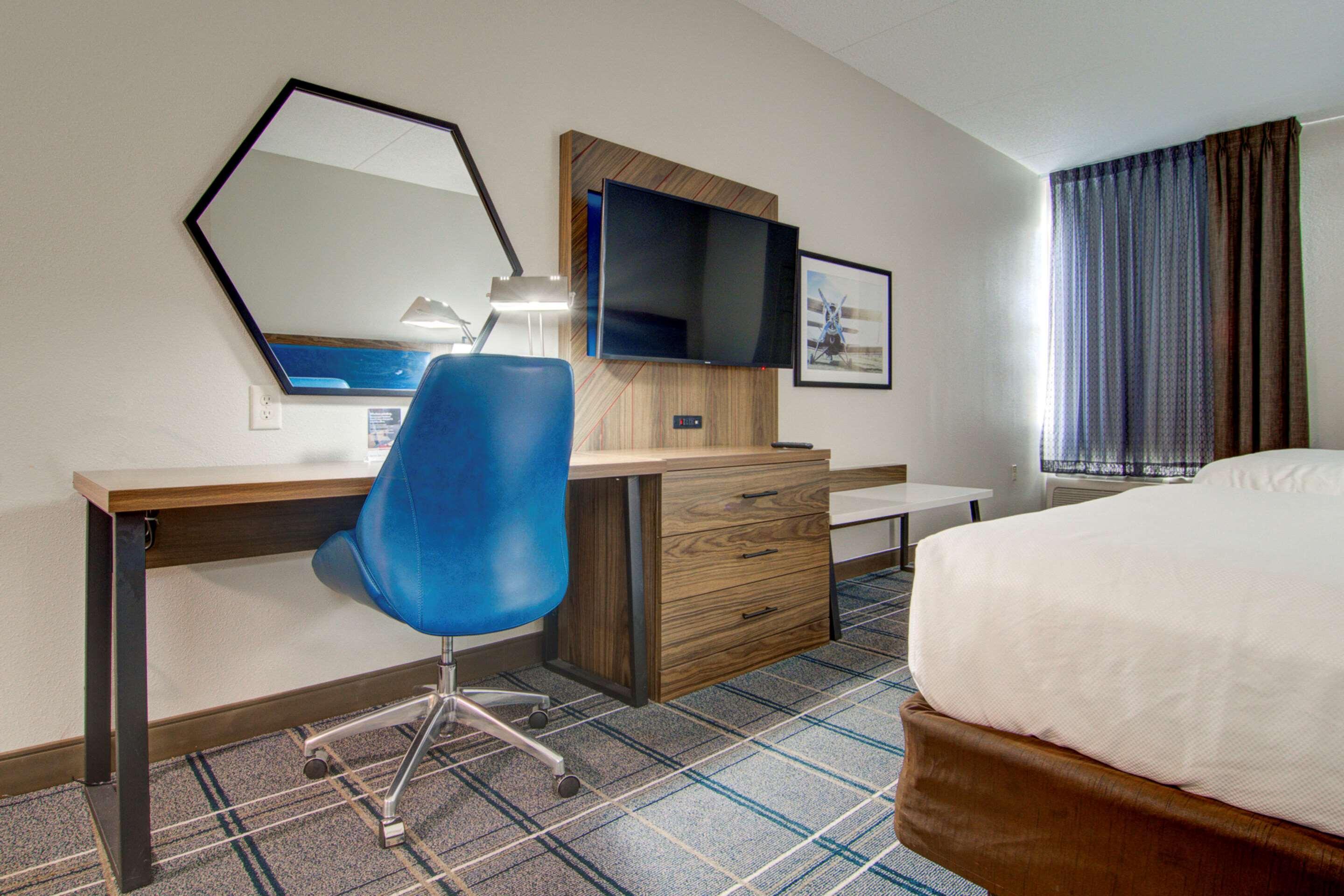 Comfort Suites Newport News Airport Exterior photo