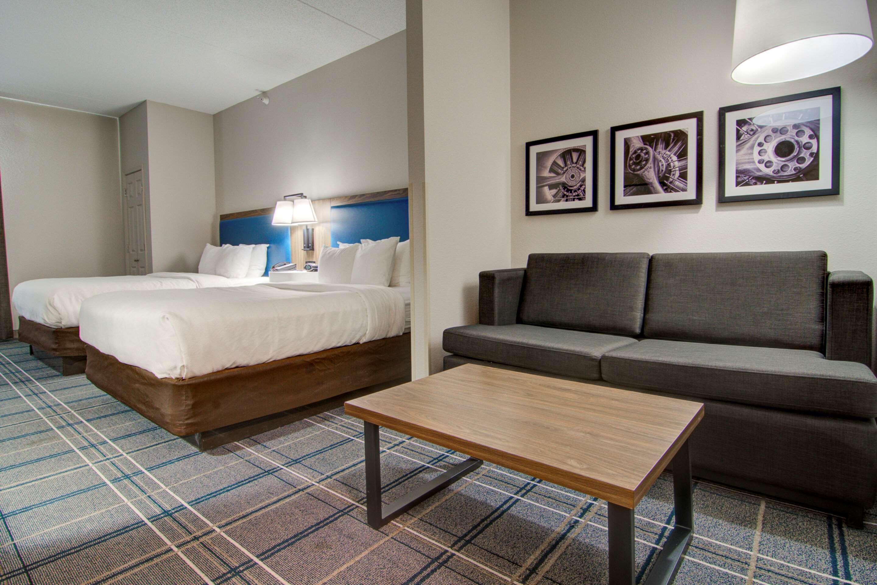 Comfort Suites Newport News Airport Exterior photo