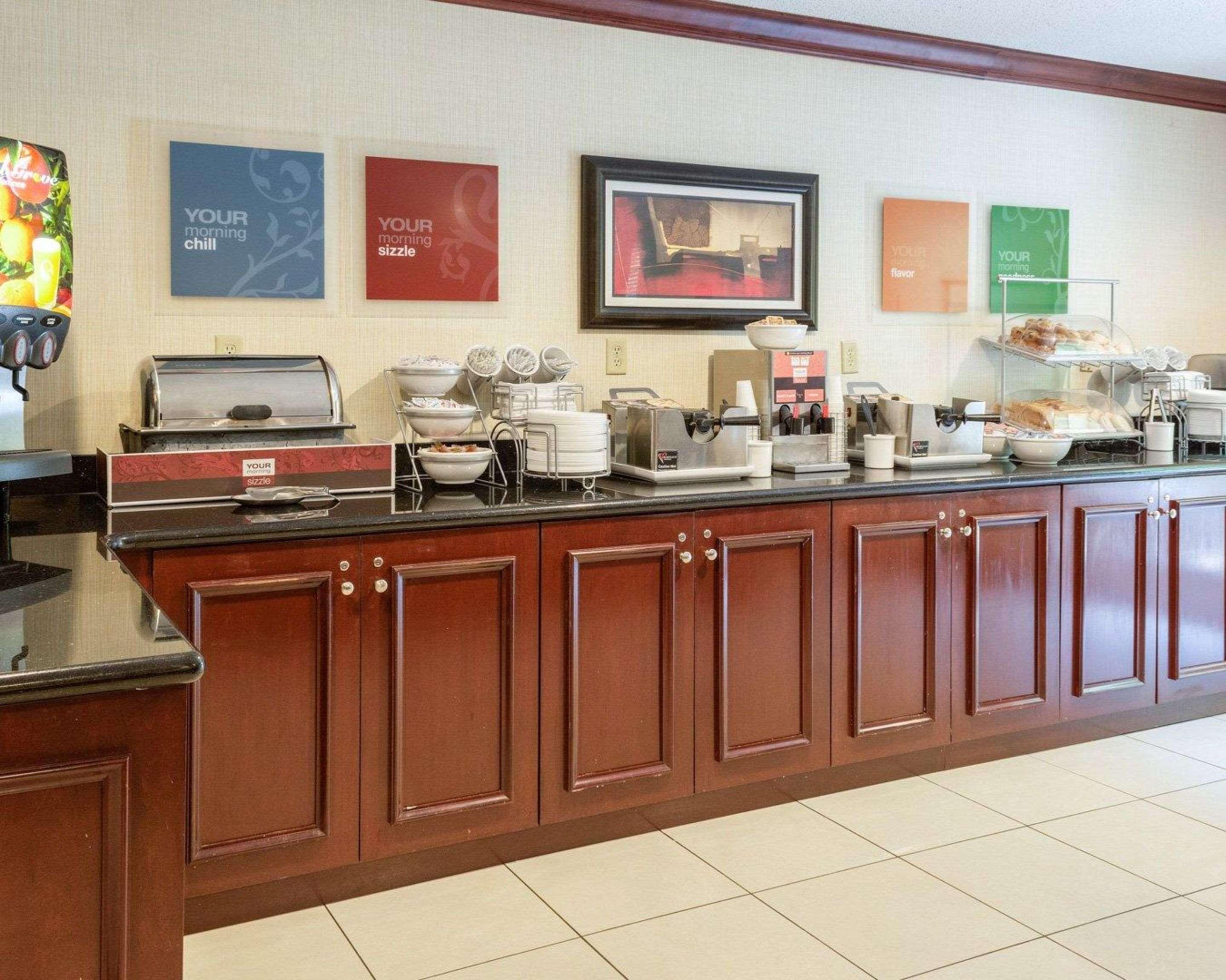 Comfort Suites Newport News Airport Exterior photo