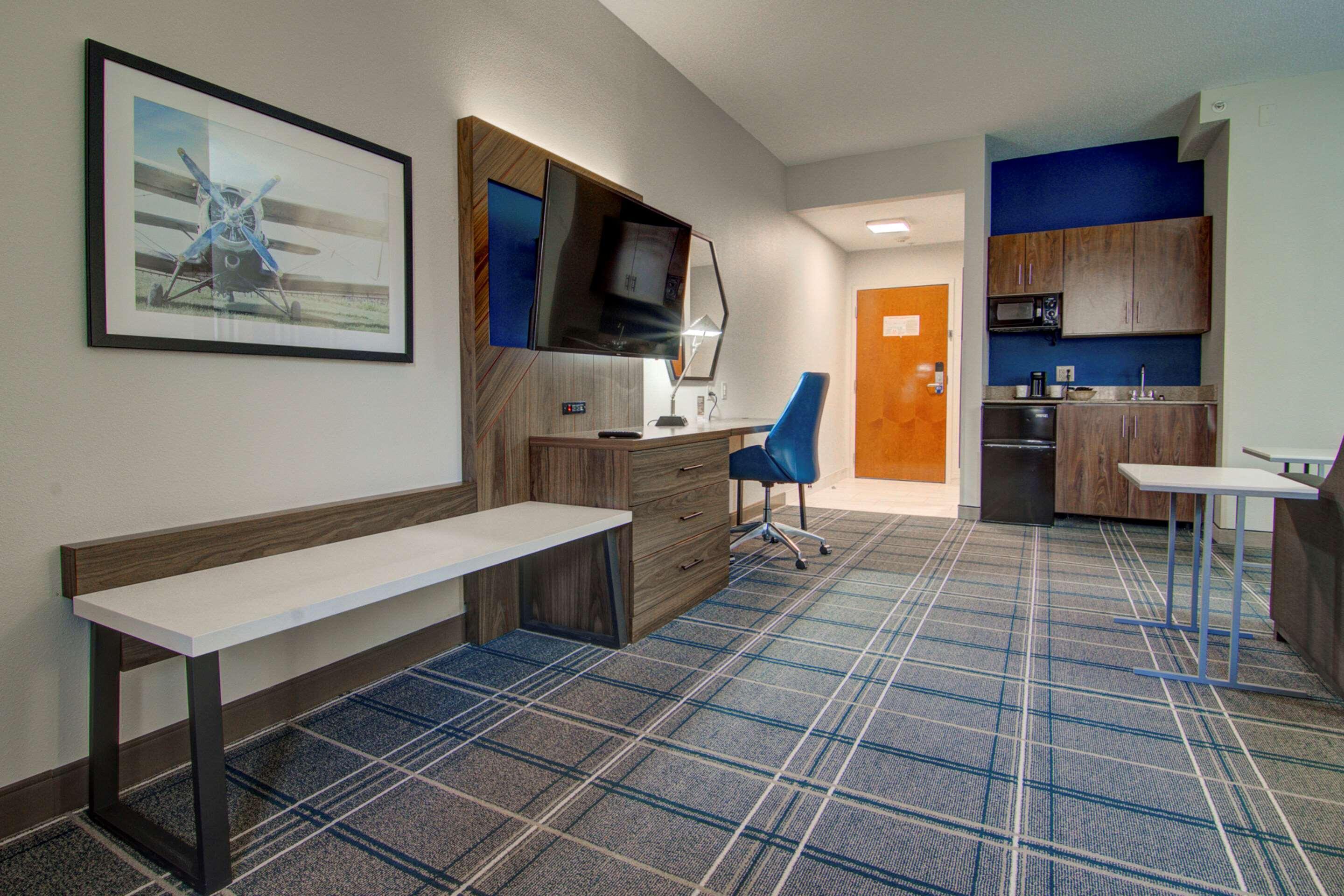 Comfort Suites Newport News Airport Exterior photo