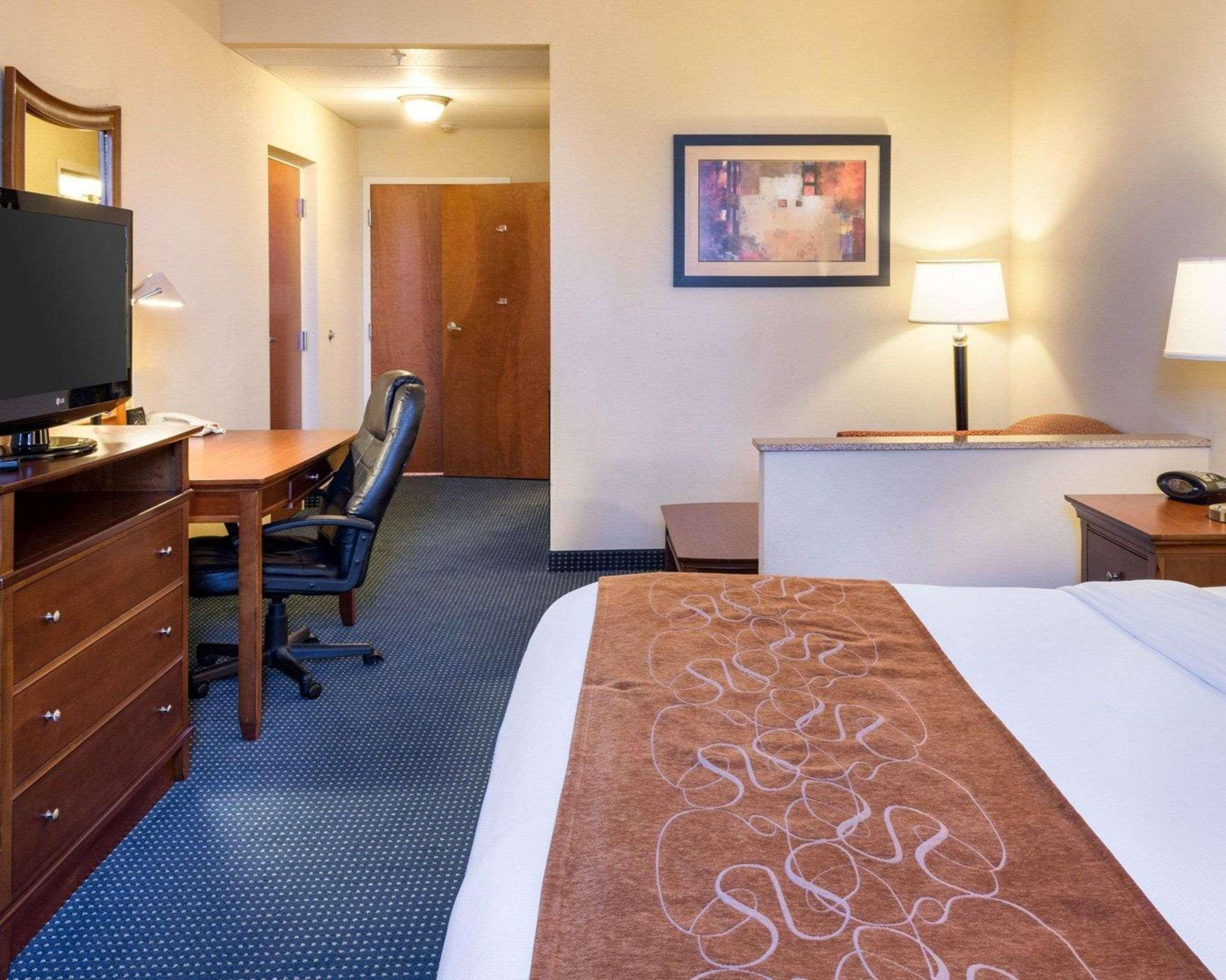 Comfort Suites Newport News Airport Exterior photo
