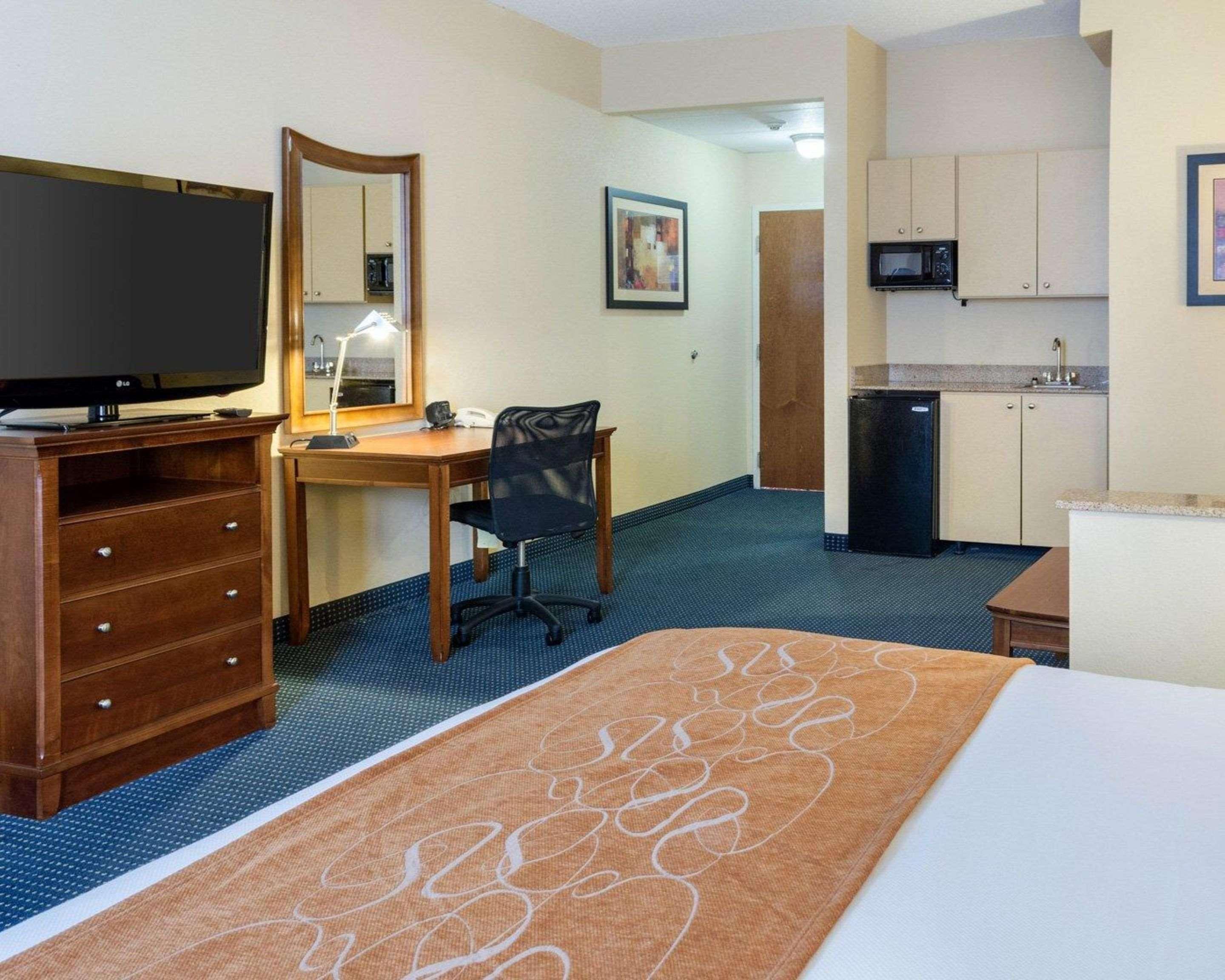 Comfort Suites Newport News Airport Exterior photo