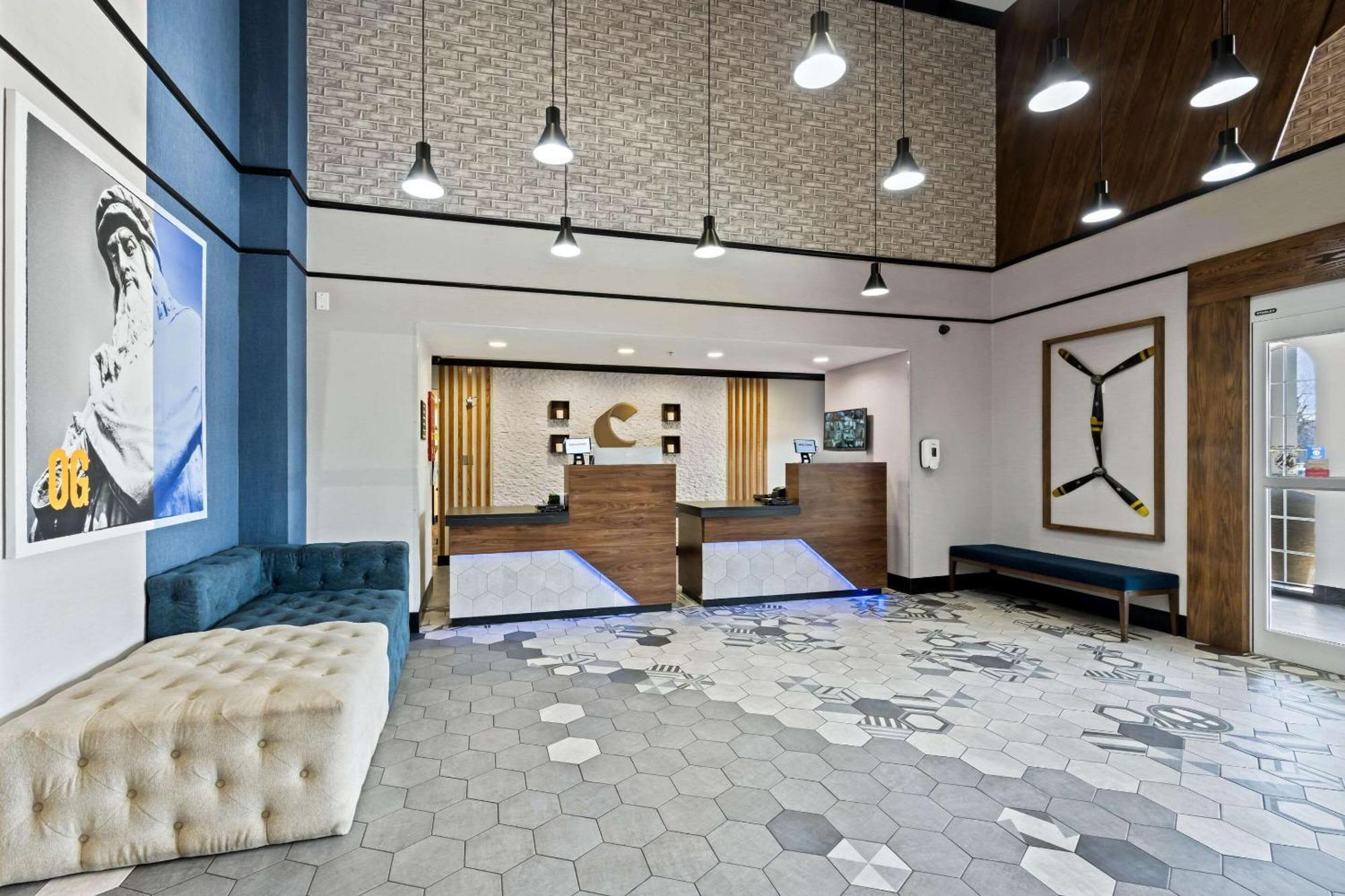 Comfort Suites Newport News Airport Exterior photo