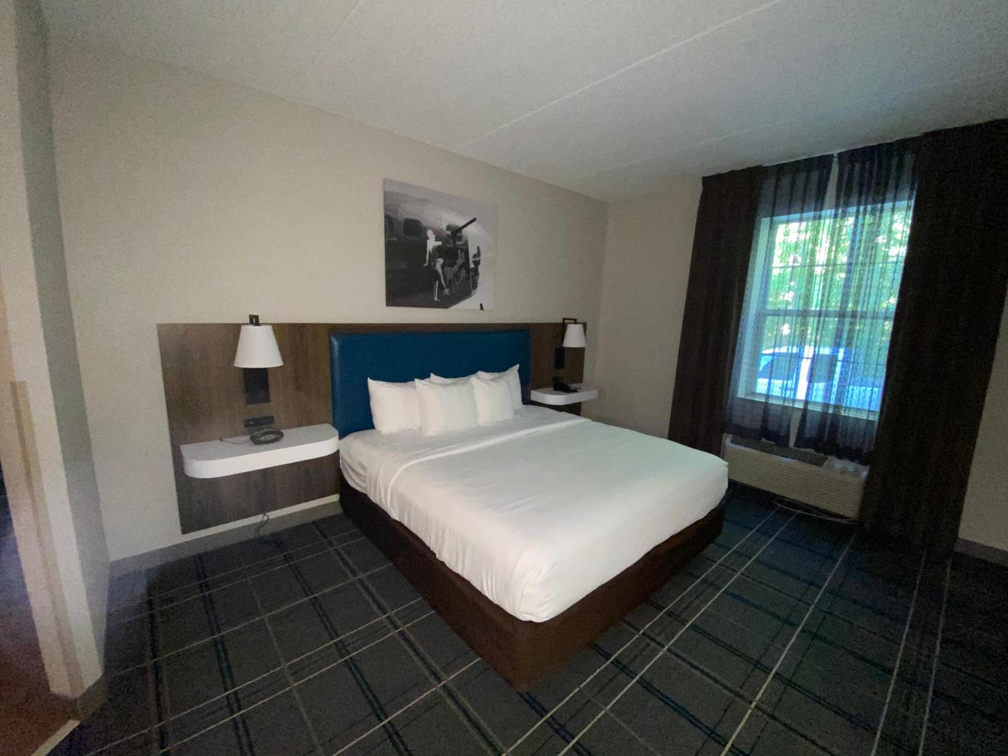 Comfort Suites Newport News Airport Exterior photo